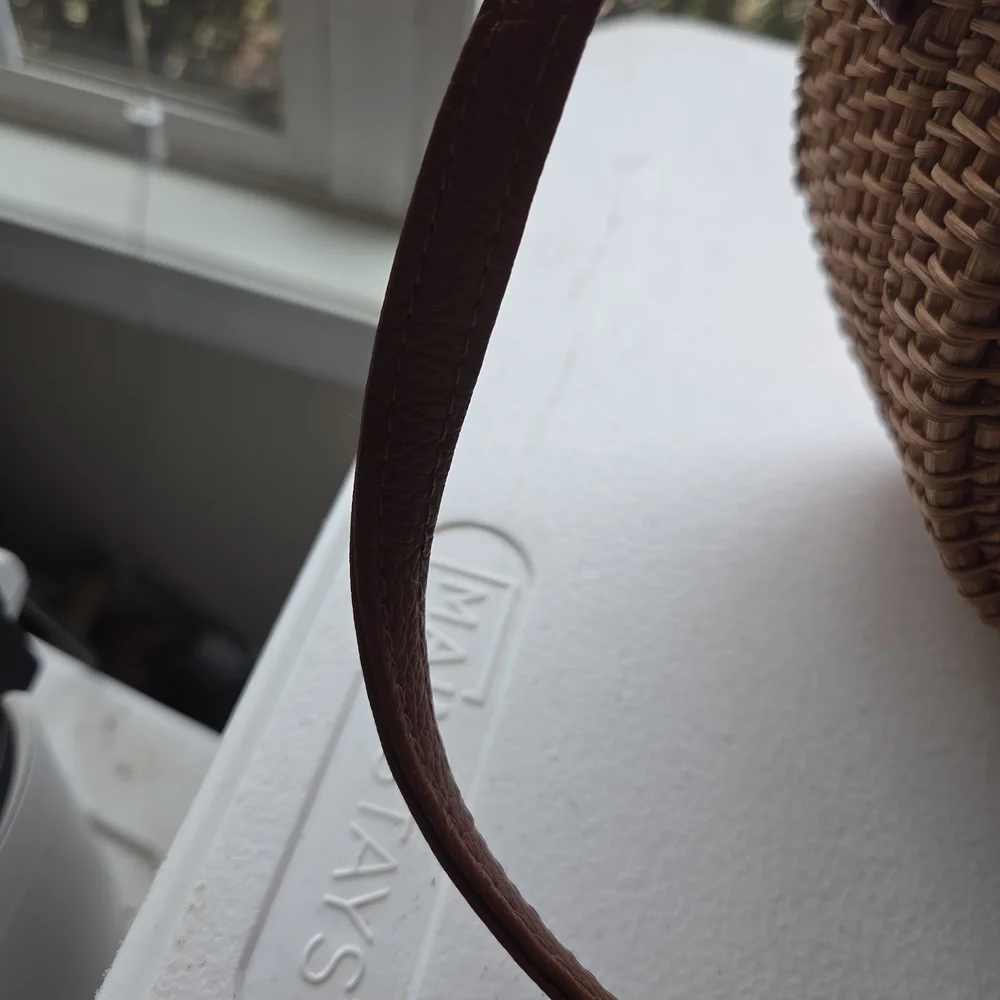 Elegant Woven Crossbody Bag - Tan
